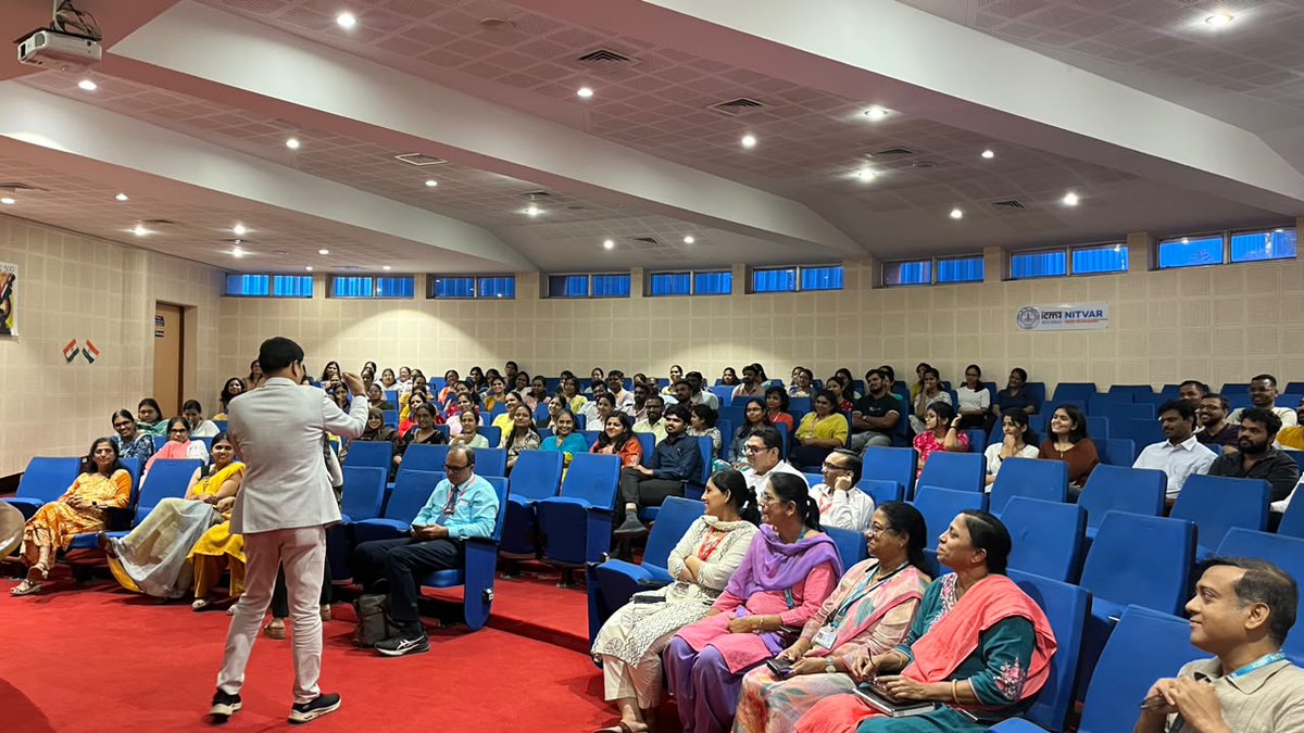 icmrnitvar's tweet photo. हिंदी पखवाड़ा–2026 के अंतर्गत आज ICMR-NITVAR में प्रसिद्ध अभिनेता एवं निर्देशक डॉ. संजीवकुमार पाटील द्वारा हास्यपूर्ण हिंदी स्टैंडअप कॉमेडी कार्यक्रम “भूलस्माट से नटस्माट” का आयोजन किया गया।

हँसी, मनोरंजन और हिंदी का सुंदर संगम! 🇮🇳

#हिंदीपखवाड़ा2026 #राजभाषा https://t.co/XUD6UEbMXU