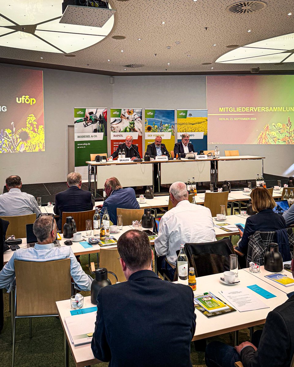 ufop_de's tweet photo. Die UFOP-Mitgliederversammlung in Berlin startet mit dem Bericht des Vorsitzenden Torsten Krawczyk, der die schwierigen Rahmenbedingungen des Öl- und Eiweißpflanzenanbaus thematisiert. Fehlende Optionen beim Pflanzenschutz, Klimawandel und explodierende Energiekosten stellen die deutschen Erzeuger vor erhebliche Herausforderungen.