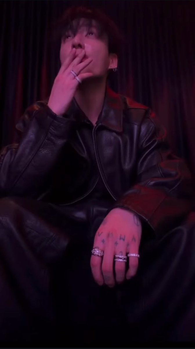 velvet_eclipzia's tweet photo. This Jungkook lives rent-free in my mind 🕷️🔮🍥 https://t.co/ZKAu7MZUY5