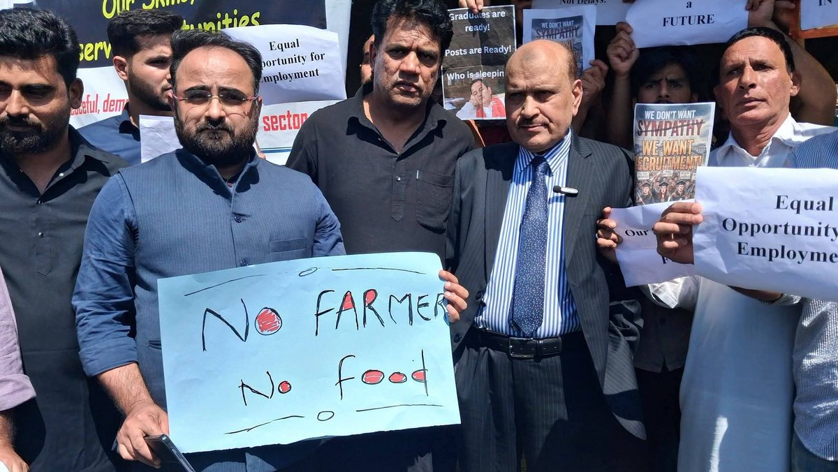 Murtaza42505369's tweet photo. || J&amp;K People's Conference Leaders joined the protesting Agriculture graduates.

JKPC Vice President Ab Gani Vakil, Provincial  President Irfan Pandithpuri , Spokesperson Shiekh Rizwan Ashraf , and other office bearers also joined the protest in solidarity with the graduates . https://t.co/O1mVCvxN83