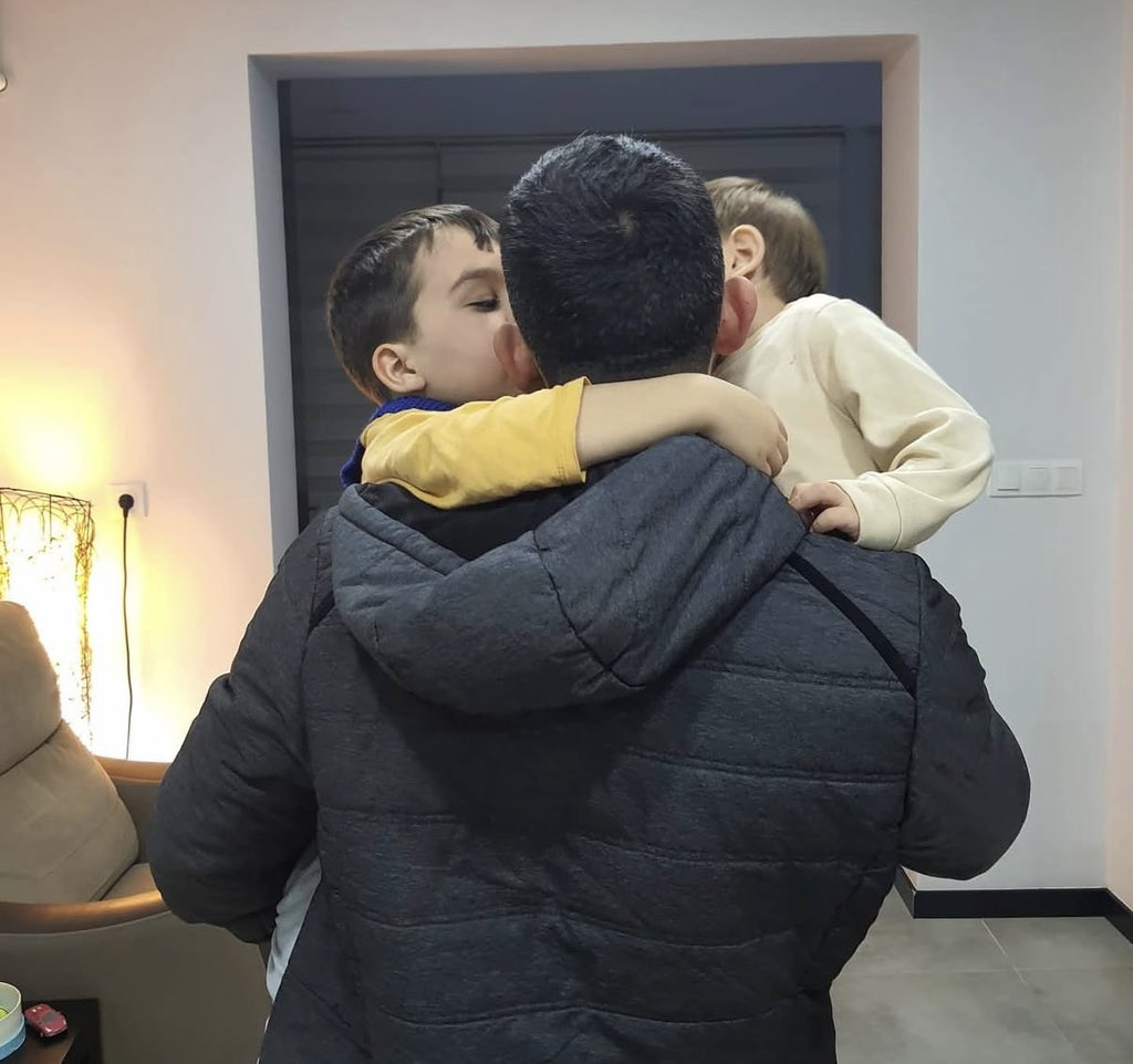 sadece_halime_'s tweet photo. #ilemrihaktır #gözgöregöre #maduruz 
Babası polis değil
Annesi savcı değil 
Babası asker değil 
Annesi hakim değil 
Sadece ssklı işçi çocuğu !! 
Bu yüzden kavuşmaları mümkün değil ! 
Bilmem anlatabildim mi ? #AilebirligiMesleğeBakmaz @RTErdogan @memetsimsek @MahinurOzdemir @ikalin1 @Yusuf__Tekin