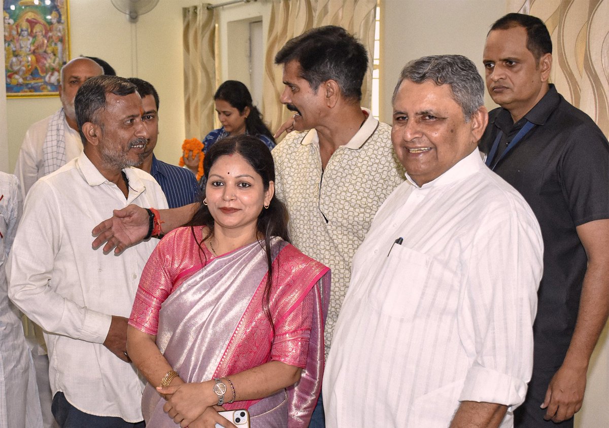 VijayKChy's tweet photo. पटना स्थित सरकारी आवास पर जनता जनार्दन, साथियों एवं शुभचिंतकों से आत्मीय संवाद हुआ। उनकी समस्याओं एवं सुझावों को सुनना जनसेवा के प्रति हमारी प्रतिबद्धता को और सुदृढ़ बनाता है।
#JantaDalUnited #NitishKumar #JantaDarbar #Sarairanjan #samastipur #JanSamvad #JanSeva 

@Jduonline https://t.co/UNjbm11119