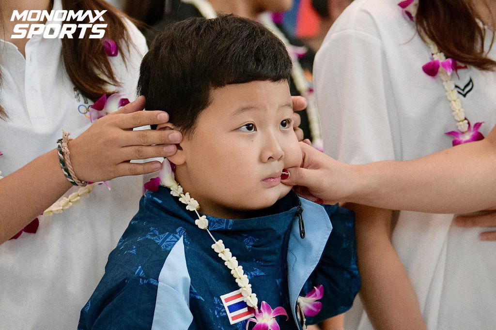 Skyboyz15's tweet photo. ทายสิ  …  มือใคร ?????  หยิกแก้มผ๊ม!! 
#วอลเลย์บอลหญิง https://t.co/TqIlixGFN7