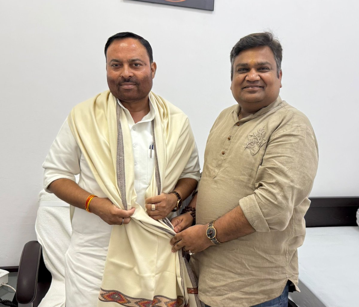 rohitagarwal850's tweet photo. आज लखनऊ स्थित सचिवालय में माननीय कैबिनेट मंत्री श्री अनिल कुमार जी से भेंट कर जनपद मुज़फ्फरनगर में राष्ट्रीय लोकदल के तत्वावधान में आयोजित सामाजिक समरसता कार्यक्रम की सफल एवं ऐतिहासिक आयोजन के लिए उन्हें हार्दिक बधाई एवं शुभकामनाएँ दीं तथा अंगवस्त्र भेंट कर सम्मानित किया।
सामाजिक एकता, भाईचारे और समानता के संदेश को जन-जन तक पहुँचाने वाले ऐसे आयोजन समाज को नई दिशा और मजबूती प्रदान करते हैं।
@jayantrld @AnilKumarMZN @RLDparty