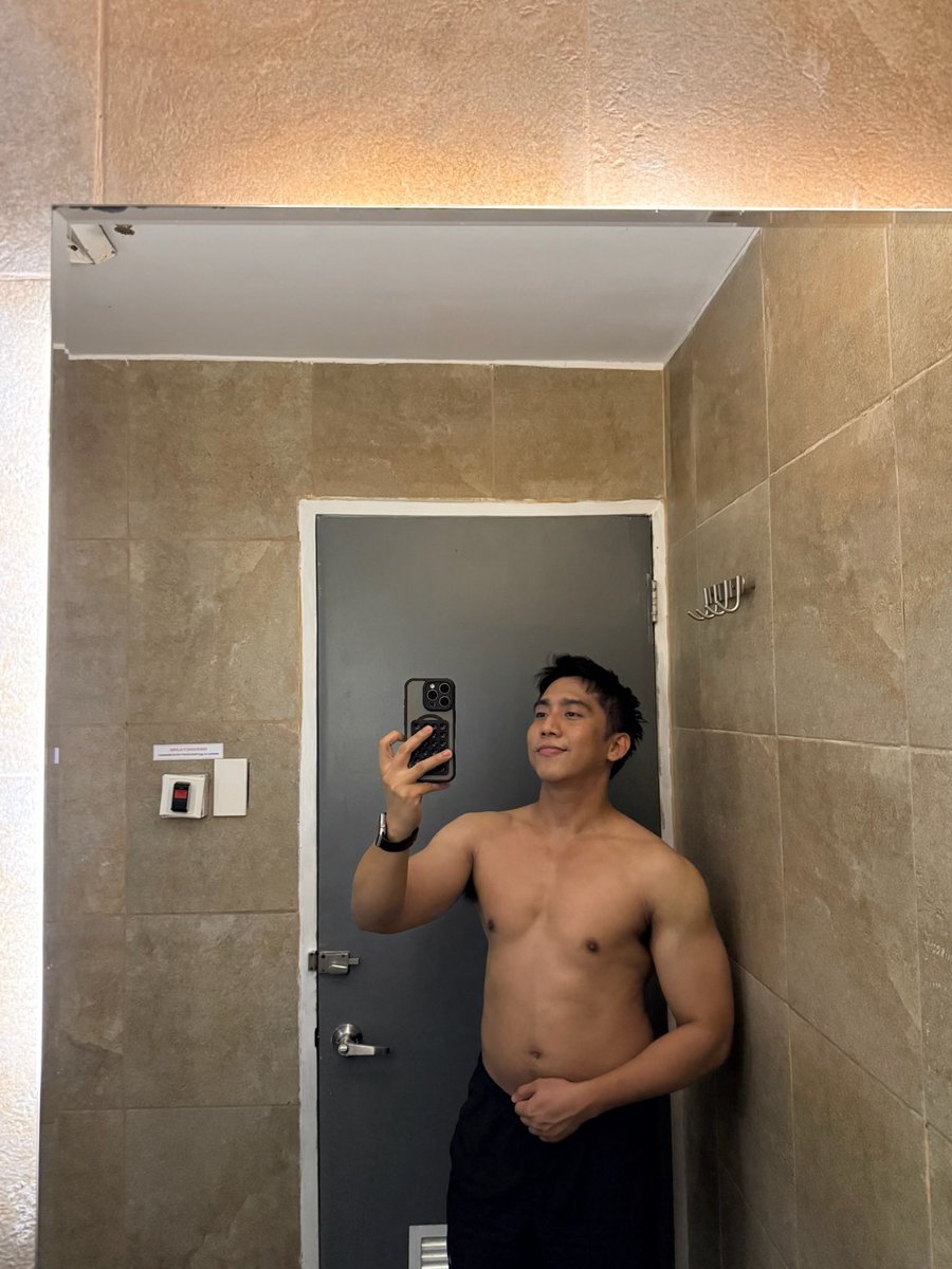 jirarudesu's tweet photo. working real hard to achieve that slimmer waist and v-shape torso. https://t.co/HxVhVPxEVM