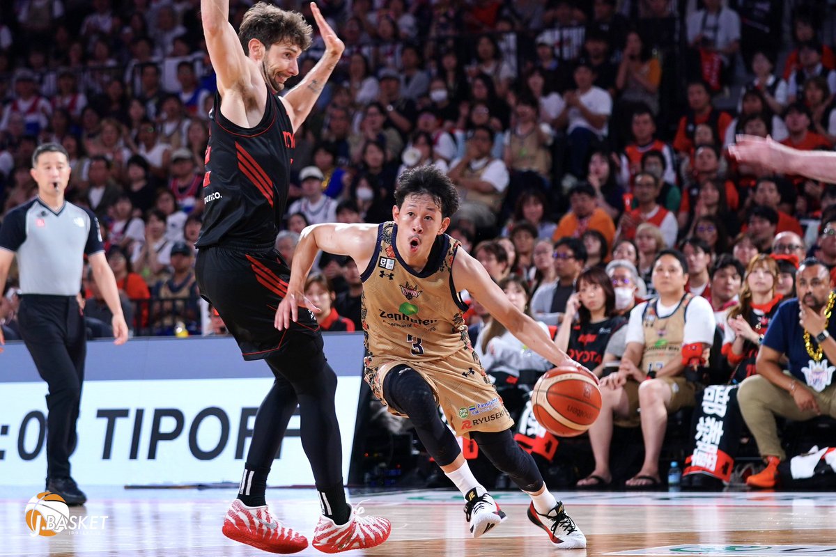 jbasket_jp's tweet photo. 【B.PREMIER】大浦颯太(琉球)に聞く🎙️25分出場 9得点8アシスト
示したポイントガードの役割「今何が最善か」／琉球で求めるゲームコントロールとオン4への対応とは
⁡
J：怪我人がいる中で、大きな試合・節目となる試合でチームをコントロールして勝利に導く姿をこれまでもたくさん見てきました。琉球でも、チームのコントロールや修正についてどう捉えていますか。
⁡
大浦
「コーチ陣とよく話しています。英語でのコミュニケーションも多いため、認識がズレたら良くないと思っています。
⁡
ポイントガードとして出る以上、コーチ陣が思っていることをコート上で体現しないといけないので、昨日の試合後もマックやスタッフと『今何をやってほしいか』『どこを狙いたいか』をコミュニケーション取りながら今日の試合に臨みました。
チーム全員で共通認識を持ってやれたのは、すごく大きかったと思います」

J：相手が「オン4」でサイズが大きい時間帯も長かったと思いますが、対戦してみてオフェンス面・ディフェンス面で気づいたことはありますか。
⁡
大浦
「アルバルクのオン4はサイズが大きくて、これまでのBリーグではなかなか感じ取れなかったような高さでした。
昨日苦戦した場面も多かったですが、今シーズンはこれがメインになってくると思うので、すごく良い経験になりました。
⁡
ビッグラインナップに対してどういったアタックが最善なのか、今後もどんどん成長していければと思います」

Jbasket視点
キングス加入後、大きな一戦でチームをコントロールした大浦颯太。前日の試合ではオフェンスが止まる時間帯もあったが、この日は自らペースを上げ、チーム全体のリズムを作った。
⁡
「昨日は（オフェンスが）止まってしまったシーンが多かったので、僕自身がペースを上げることによって、他の選手も『こういったペースでプレーすることが大事だ』と感じ取ってもらえると思っていました。自分がコートに立っている時は、できるだけペースを上げてプレーしようと心がけてやっていました」
⁡
前日の反省はディフェンスにもあった。この日は1on1だけではなく、チーム全員で守ることを徹底した。
⁡
「1on1でやられないことはもちろん、チーム全員で守ること。オールコートで当たったり、プレッシャーをかけ続けたりと、自分たちの努力でカバーできる部分を意識しました」
⁡
その中で大浦が挙げたのが、小野寺祥太だった。
「小野寺選手などが前からボールマンに対して激しく当たってくれていました。彼の背中を見て、他の選手も前から当たっていく姿勢になりました。『これが僕たちのディフェンスだ』というのを示してくれたと思います」
⁡
そして終盤、大浦のゲームコントロールが表れたのが、松脇圭志のスクリーンを使ったプレーだった。
⁡
「相手のオン4に対して、僕がハンドラーをしてビッグマンを呼んでもスイッチされる場面が多かったので、『誰を狙うか』『誰がスクリーンに行くのが最善か』を考えた結果、松脇にスクリーンに行かせました。コーチ陣とも話していたプレーで、しっかり成功まで持っていけたのは良かったです」
⁡
大浦が考えているのは、自分の数字ではなく、その瞬間にチームにとって何が必要なのか。
⁡
「チーム全員が点を取って『誰が点を取ってくるかわからない』という状態にするのが理想です。僕自身は、そんなに点を取らなくてもいいと思っていますし、チームが勝てばいいと思っています。コート上で『今何が最善か』を考えながらバスケットをやっています」
⁡
琉球に加わって感じている強さについては、「ディフェンス」と「リバウンド」を挙げた。
「どんな時でも『ディフェンス』と『リバウンド』を徹底しているところです。『沖縄のためにバスケットをやっている』という部分を再確認しながらやっています。そういった部分が彼らの『ウィニングカルチャー』であり、勝ち続けてきた理由なのかなと感じます」
⁡
B.PREMIERという新たな舞台で、状況を読み、仲間を生かしながら「今何が最善か」を選択する。大浦颯太がポイントガードとして示すゲームコントロールは、これからの琉球にとって大きな力になっていく。
⁡
#大浦颯太
#琉球ゴールデンキングス
#Jbasketインタビュー
⁡