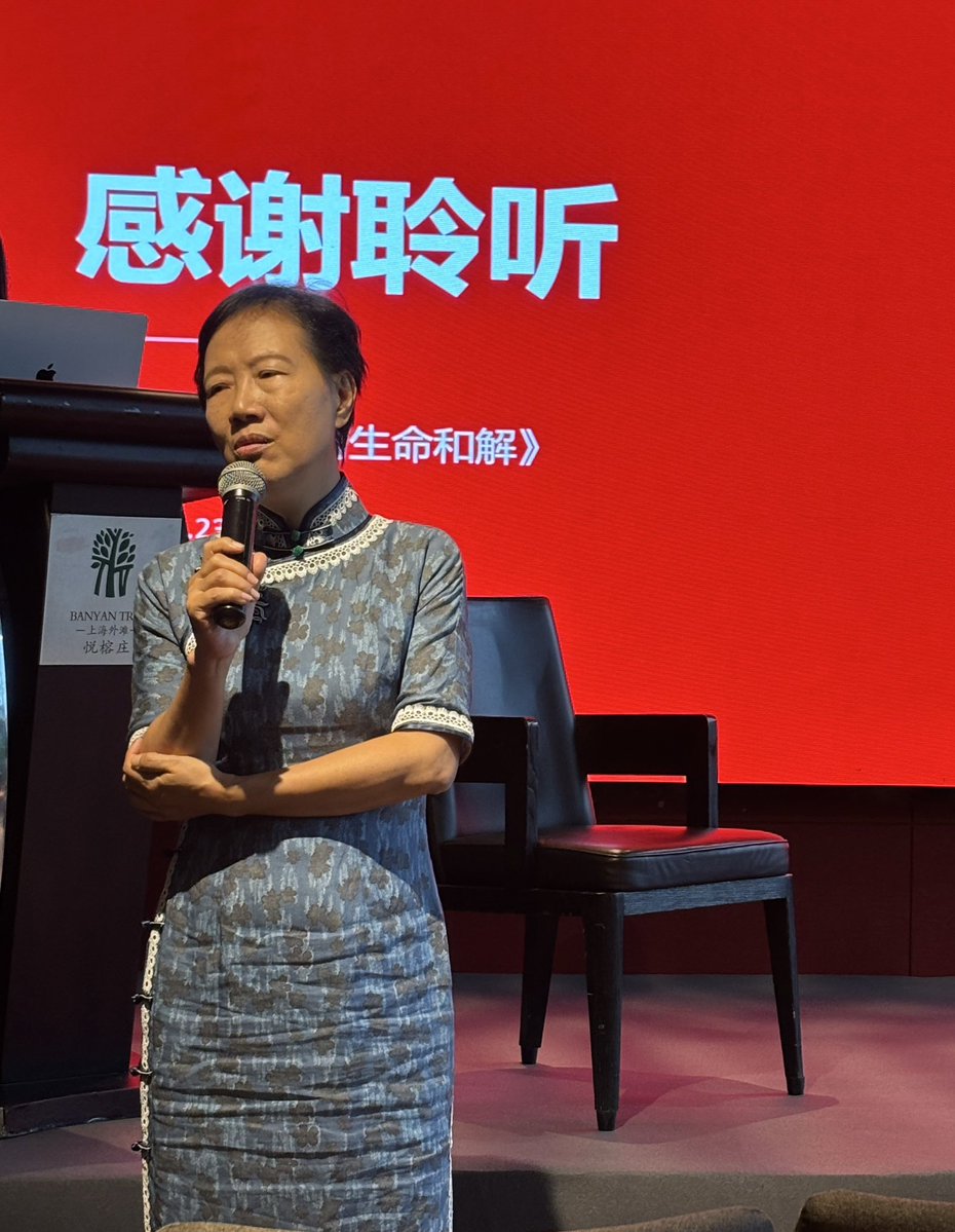 tongtongbee's tweet photo. 币安组织了叶檀的分享，有8年没见叶檀，风格不再是当年那个风风火火的财经大V，有更多生命觉知。因为这三年的抗癌经历，她走过了人生的至暗时刻，从财经女侠变身人生行者。

全程最有共鸣的是开场：

人生有三件事：

1.照顾好自己的身心；

2.照顾好家人的身心；

3.赚钱做些善事。 https://t.co/IYo93QyHpU