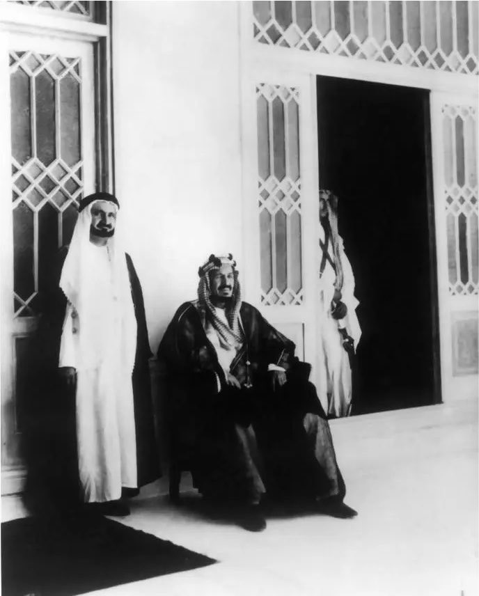 SaudiNews50's tweet photo. الملك عبدالعزيز أفنى عمره في مواجهة تحديات الحياة في الجزيرة العربية التي كانت ترزح قبل أكثر من 8 عقود تحت وطأة التناحر والخوف والهلع وشظف العيش، لتتوحد بفضل الله تعالى ثم بجهوده دولة فتية تتمتع بالأمن والاطمئنان والخيرات الوفيرة.

(واس)

- https://t.co/BuzR0zBLSC