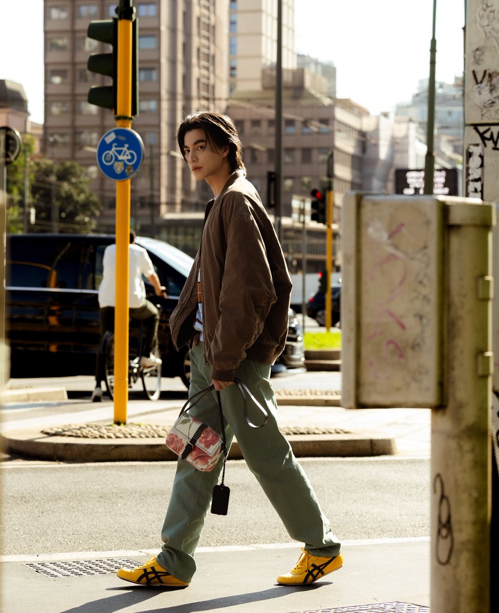 Gulfkanawutofc's tweet photo. Gulf Kanawut​ สร้างตำนานความหล่อกับ Onitsuka Tiger อีกแล้ว!! 🥰🥰

GULF SHINES IN MILAN​
#OnitsukaTigerSS27xGULF
#OnitsukaTigerSS27
#OnitsukaTiger
#GulfKanawut ​#MFW
@OnitsukaTiger​ @gulfkanawut https://t.co/D6JhBpS4Tl