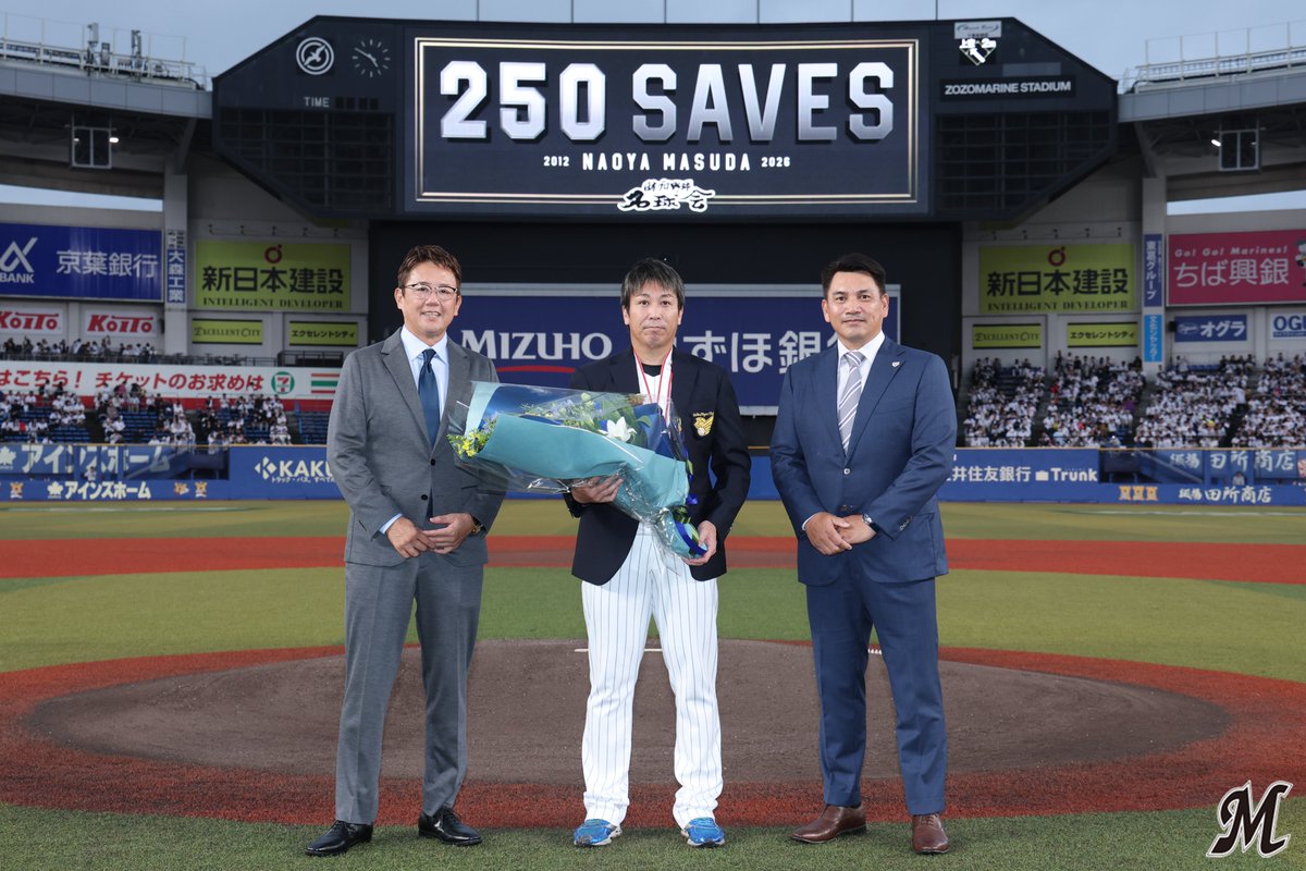 chibalotte's tweet photo. 本日、プロ野球史上5人目の通算250セーブを達成した #益田直也 投手の名球会ブレザー授与式ならびに、通算250セーブ達成と通算800試合登板達成の連盟表彰式が行われました。

▼益田投手コメントはこちら
https://t.co/M6vdnZc6pg
#chibalotte https://t.co/JGEjVaO7xA