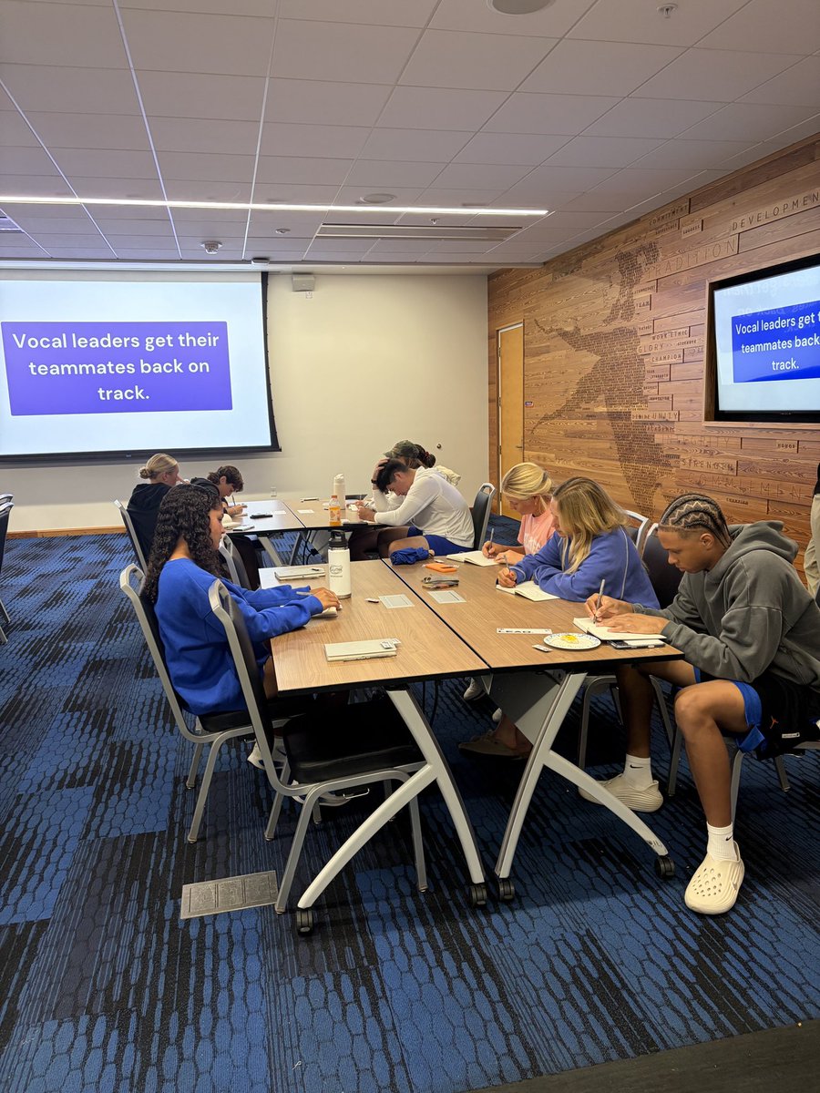 GatorsExp's tweet photo. Working on that we vs me mentality in GatorsLead Teams Session 4! 🤝🐊

#GatorsLead https://t.co/Ne0LnLrM38