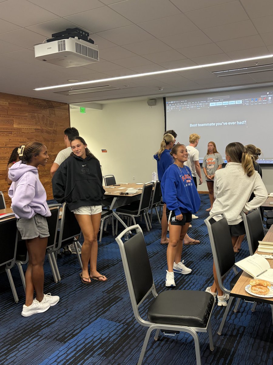 GatorsExp's tweet photo. Working on that we vs me mentality in GatorsLead Teams Session 4! 🤝🐊

#GatorsLead https://t.co/Ne0LnLrM38