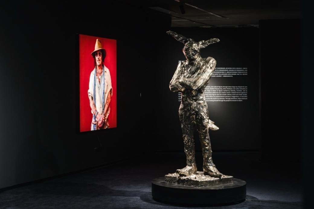 JerrieDepp's tweet photo. New photos of God Dad (#JohnnyDepp) &amp; The BunnyMan Statue at Shanghai for the latest iteration of A Bunch Of Stuff, ‘Figures of The Fringe’ at Modern Art Museum Shanghai. 😁

(Credits to 永远的男神杰克船长Johnny Depp约翰尼·德普’s RedNote | 小红书) https://t.co/FOsyI8fLia