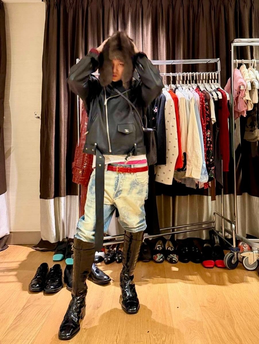onlyjiyongie's tweet photo. i wanna go shopping with him pick clothes for him and make him try on everything for me https://t.co/VZJKflV52j