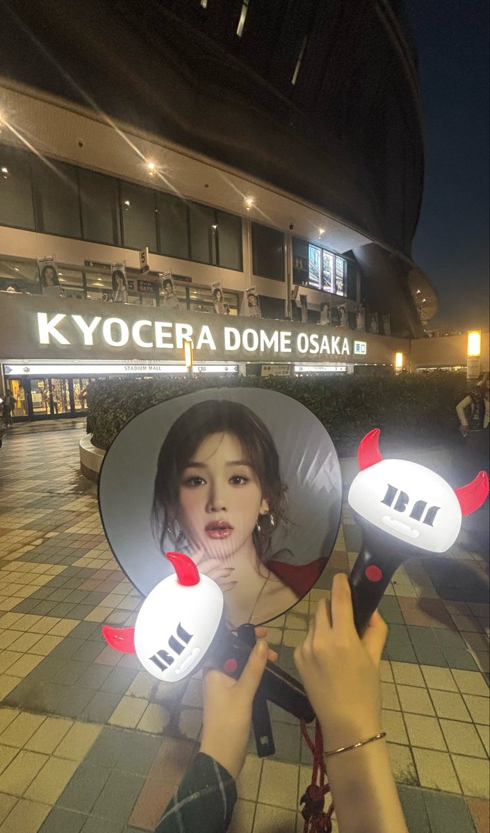 karina_love25's tweet photo. BABYMONSTER 2026-27 BABYMONSTER 
WORLD TOUR [CHOOM] IN JAPAN Osaka Day2🖤❤️
やっぱりベビモン最高すぎる！！✨
幸せな時間と感動をありがとう🥺
お土産もあったし、めっちゃ楽しかった〜！
うちわも買ってくれて、お菓子もくれたり
合致してくれた子もありがとう〜🫶🏻 https://t.co/8ibMgkSzGU