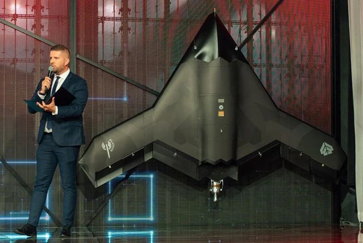 TheatrumBelli's tweet photo. Le groupe polonais WB étend sa gamme de #drones ainsi que ses #munitions téléopérées (#MTO).
---
Le groupe WB a profité de la 34e édition du Salon international de l’#industrie de #défense (#MSPO), tenue du 8 au 11 septembre 2026 à Kielce, pour dévoiler plusieurs nouveaux systèmes sans pilote. La présentation des nouveautés s’est déroulée en présence du vice-Premier ministre et ministre de la Défense nationale Władysław Kosiniak-Kamysz, de la vice-ministre Magdalena Sobkowiak-Czarnecka, du président du directoire du groupe Piotr Wojciechowski et de son vice-président Adam Bartosiewicz. Le salon lui-même a enregistré une affluence record : 45 000 visiteurs venus de 60 pays, selon le chiffre cité par le Premier ministre Donald Tusk.
---
Lire la suite : https://t.co/abhWfQd2iq
---
@WBGroup_PL
#Gladius2 #Warmate30 #Warmate8X #X_LiftAir #FlyEye