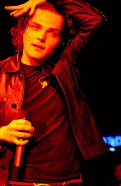 coleyrevenge's tweet photo. o gerard de cabelo grande prejudica muuuito minha sanidade mental ta bom? https://t.co/67QIBo1jXH