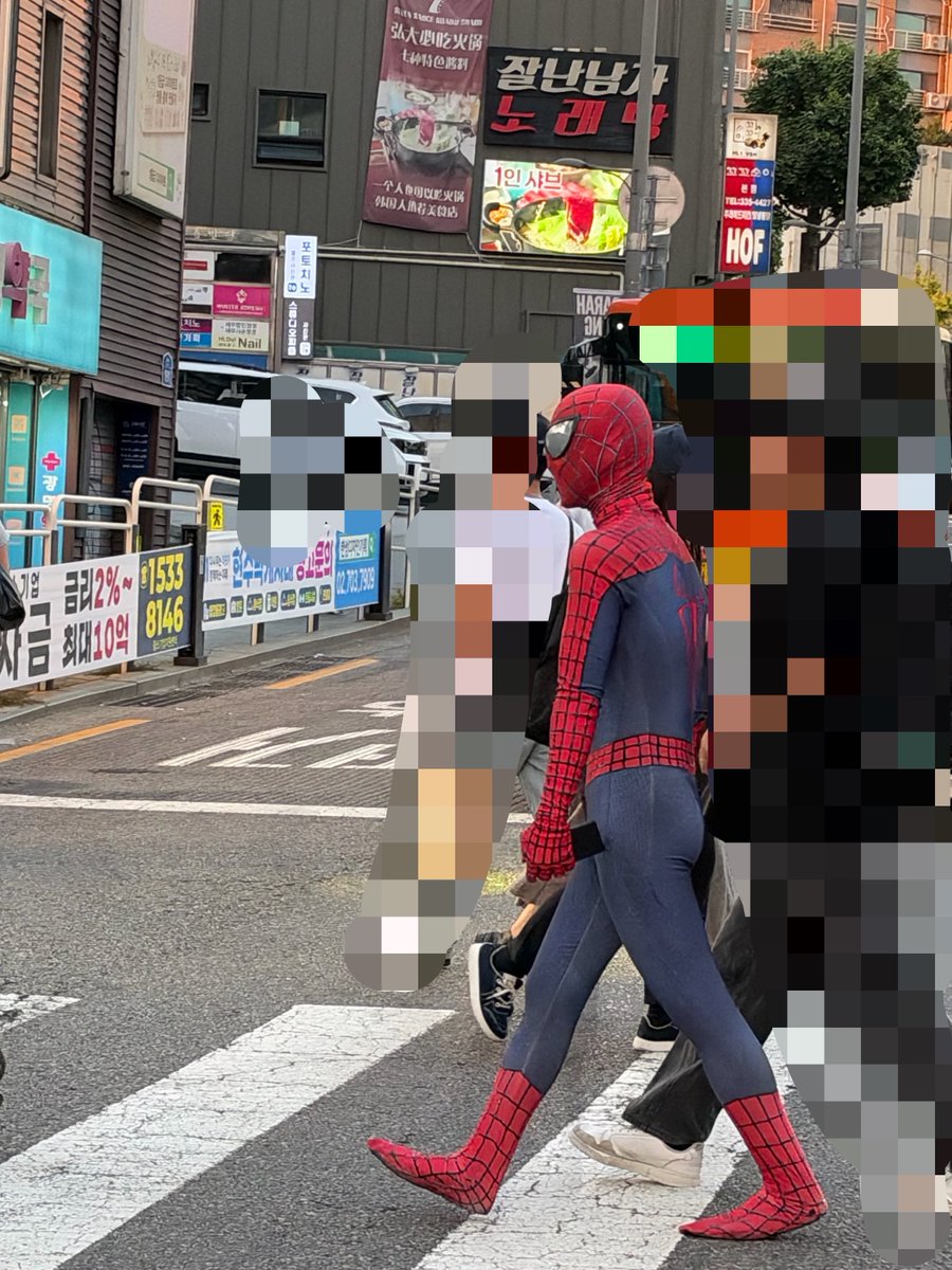 nvrsznvr's tweet photo. 그리고 홍대 한복판에서 스파이더맨을 봄...
(놀라울정도로아무도관심을주지않았다
그냥다들 어? 스파이더맨이다 하고지나감
이것이 홍대...? https://t.co/l5e1LTNXTh