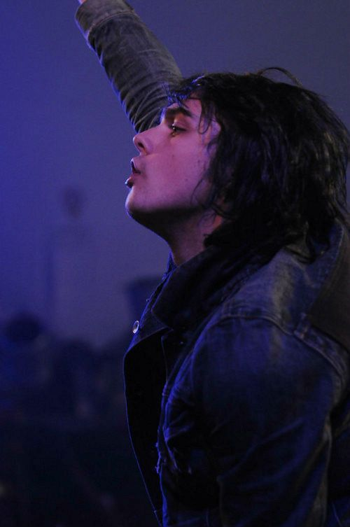 coleyrevenge's tweet photo. o gerard de cabelo grande prejudica muuuito minha sanidade mental ta bom? https://t.co/67QIBo1jXH