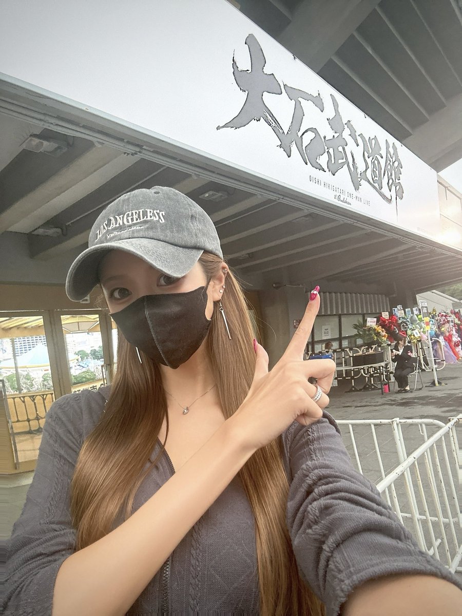 kako_6717's tweet photo. わたしの最推し🫶💛
オーイシマサヨシさんの武道館ライブに2日間いってきましたっ🎤🎵

1日目の #オーイシ武道館 は最っっ高に盛り上がるオーイシさんのアニソンで筋肉痛＆声枯れるくらいぶち上がったし、

2日目の #大石武道館 は弾き語りでわたしの大好きな大石さんの声を全身全霊で聞くことができてもう感動😭✨✨

何もかもがカッコ良すぎるし今までの100億倍すきになった！！！

大石さんを最推しとして生きてて本当に幸せだあああこれからも一生推させて頂きます！！🙏
