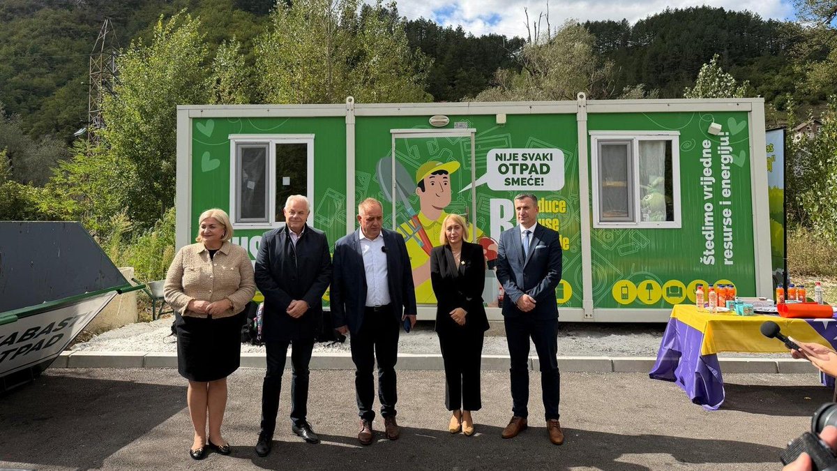 vladafederacije's tweet photo. ✅ Ministrica Pozder na otvaranju prvog reciklažnog dvorišta u Konjicu: Zajedničkim ulaganjem do bolje zaštite okoliša i razvoja cirkularne ekonomije

Više na 🔗 https://t.co/8wiSUS40v4

#VladaFederacijeBiH #VladaFBiH #FMOIT #Konjic #ReciklažnoDvorište #Reciklaža https://t.co/rM1C8386KI
