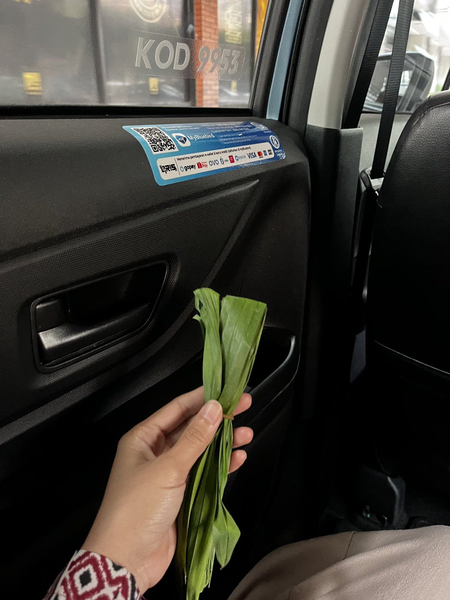 halalmarah's tweet photo. "Pak, wangi sekali mobilnya"
"Oiya bu? Wangi seperti apa bu?"
"Kaya dr alam, kayu kayuan, coklat atau kopi ya?"
"Bukan pandan bu?"

Malah dikasih kuis. Tp apresiasi pada bapak bluebird ini karena inisiatif sendiri bukan dr kantor, tp beneran enak wanginya @bluebirdgroup https://t.co/DyJSXumr8U