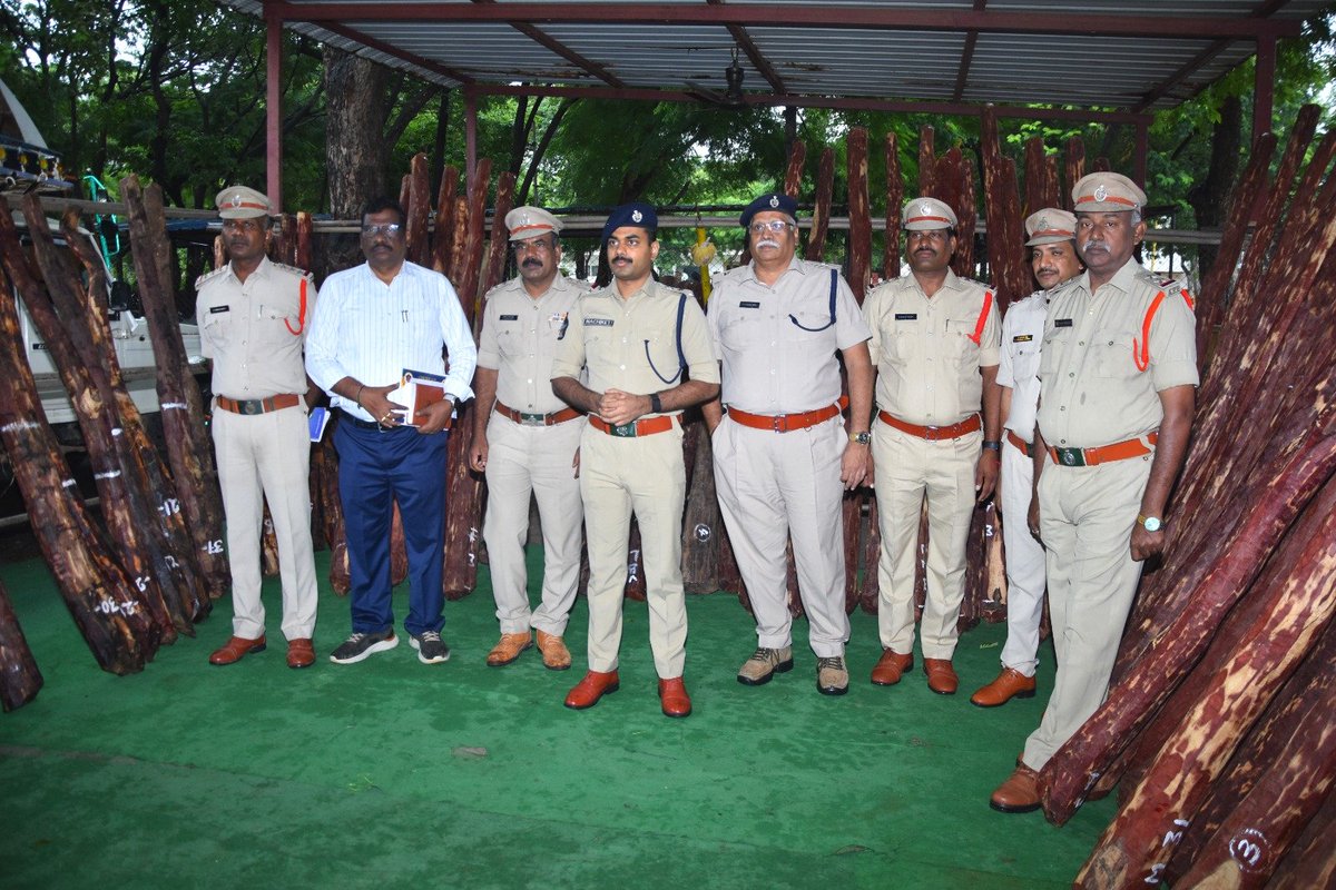 APPOLICE100's tweet photo. The jurisdiction of Mannur U/G,Veeraballi and Khajipet Police Stations, 9 accused persons were arrested&amp;87 Red Sanders logs weighing approximately 1,790 kg, 5 vehicles&amp;2 mobile phones were seized.
🔹 Mannur U/G PS: 42 logs&amp;2 vehicles
🔹 Veeraballi PS: 8 logs – 179&amp;1 vehicle (2/3) https://t.co/vrCdZcdEtc