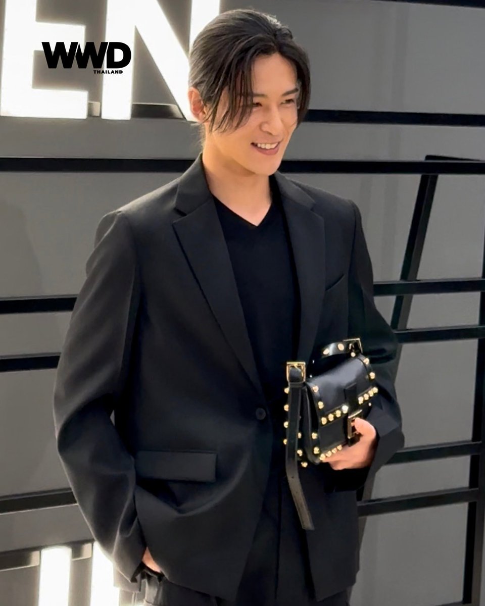 WWDThailand's tweet photo. ‘Meguro Ren’ ศิลปิน ไอดอล และนักแสดงชื่อดังชาวญี่ปุ่น สมาชิกวงบอยกรุ๊ปยอดฮิต Snow Man ปรากฎตัวร่วมชมโชว์คอลเลกชั่น Fendi Spring/Summer 2027 

#WWDThailand 
#Fendi 
#FendiSS27 
#FENDIxRenMeguro 
#RenMeguro https://t.co/MmH8x2Vpt2