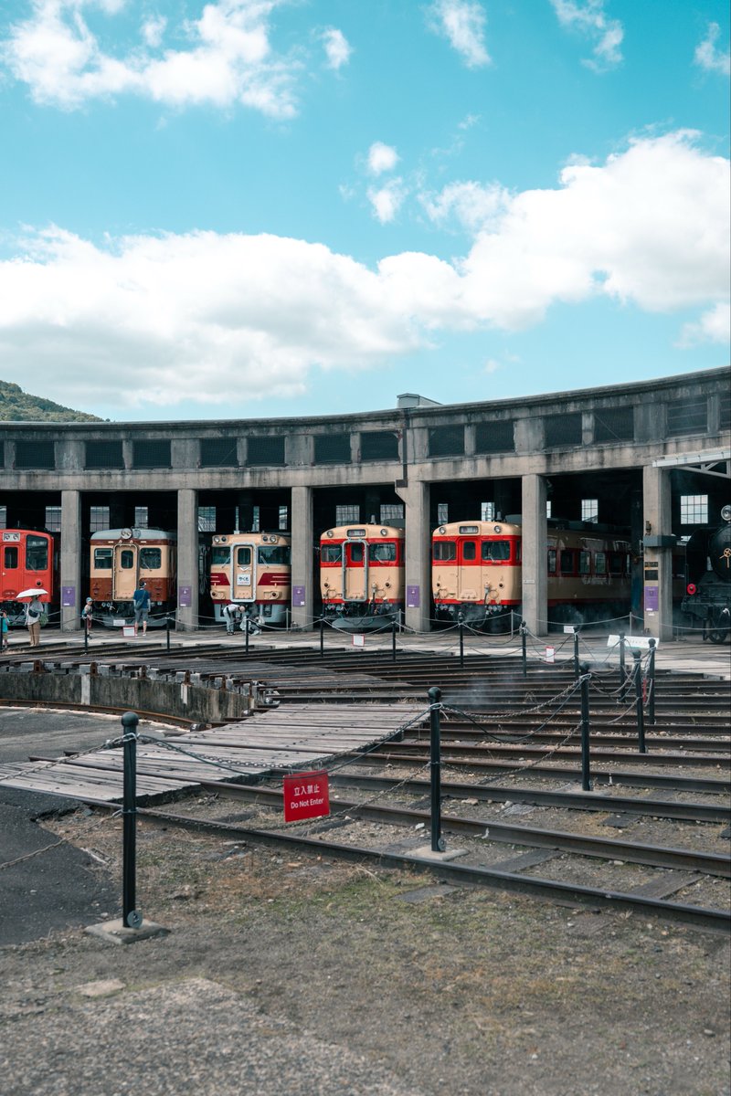 DQX_HIME_HIME's tweet photo. 津山まなびの鉄道館（岡山県津山市）

歴史ある扇形庫に、ずらりと並ぶレトロな車両たち。
どこを切り取っても絵になる��鉄道のロマンが詰まった場所でした。
津山に来たら絶対に立ち寄ってほしい、おすすめスポットです。

＃津山まなびの鉄道館#津山#岡山観光＃大人の休日#鉄道写真 https://t.co/w8TQgLXn3b