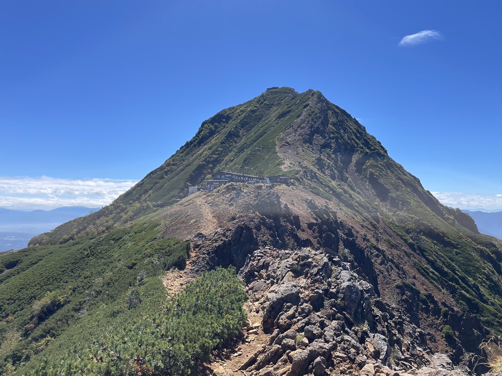 swallowmeri's tweet photo. 赤岳
北アルプスも全て見えて最高☀️
4枚目阿弥陀岳も素敵
次回はぜひ歩きたい
#赤岳 https://t.co/Nqo8fimbz9