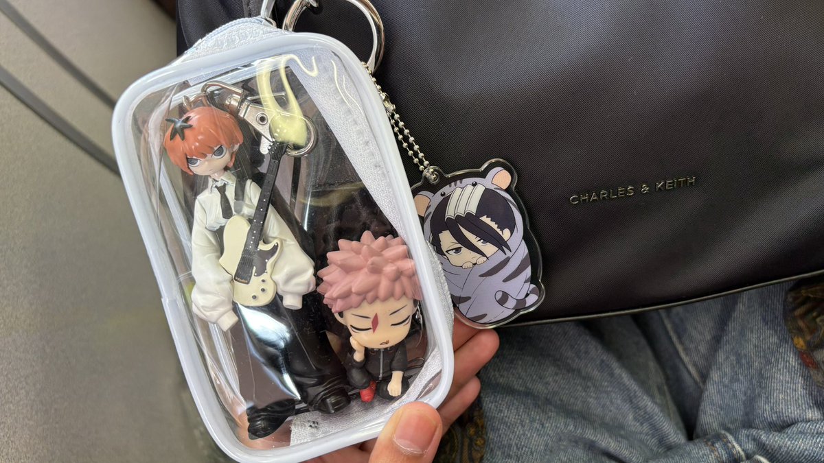 haoreii's tweet photo. やばい!!! ケースを電車に落としてきちゃった😭💔😭💔😭💔😭💔😭💔
中に、なとりくんのブレスレットと虎杖悠仁のフィギュアが入ってる😭😭😭
あああ、どうしよう？？？？😭💔😭💔😭💔😭💔 https://t.co/uqvDPDqRtY