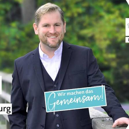 Markus_Krall's tweet photo. Das ist der CDU-Bürgermeister von Gnarrenburg, Marc Breitenfeld. Er ist verantwortlich, dass die Eltern einer von 3 syrischen und afghanischen Migranten vergewaltigten 14-jährigen nicht die Informationen erhalten, die sie benötigen, um die Rechte ihrer Tochter zu schützen. Welches persönliche Interesse haben Sie an der Verdunkelung dieser schweren Straftat, Herr Bürgermeister?