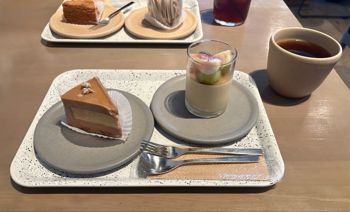 Le___citron's tweet photo. シルバーウィークもお気に入りのカフェへ

前から気になっていたショコラ・オ・キャラメルと秋の果実のババロアに香り、酸味のバランスがよく余韻が素晴らしいルワンダのコーヒーをペアリング

ホットコーヒーが美味しいと感じる季節が来た🍂 https://t.co/kJpIqEZmZq