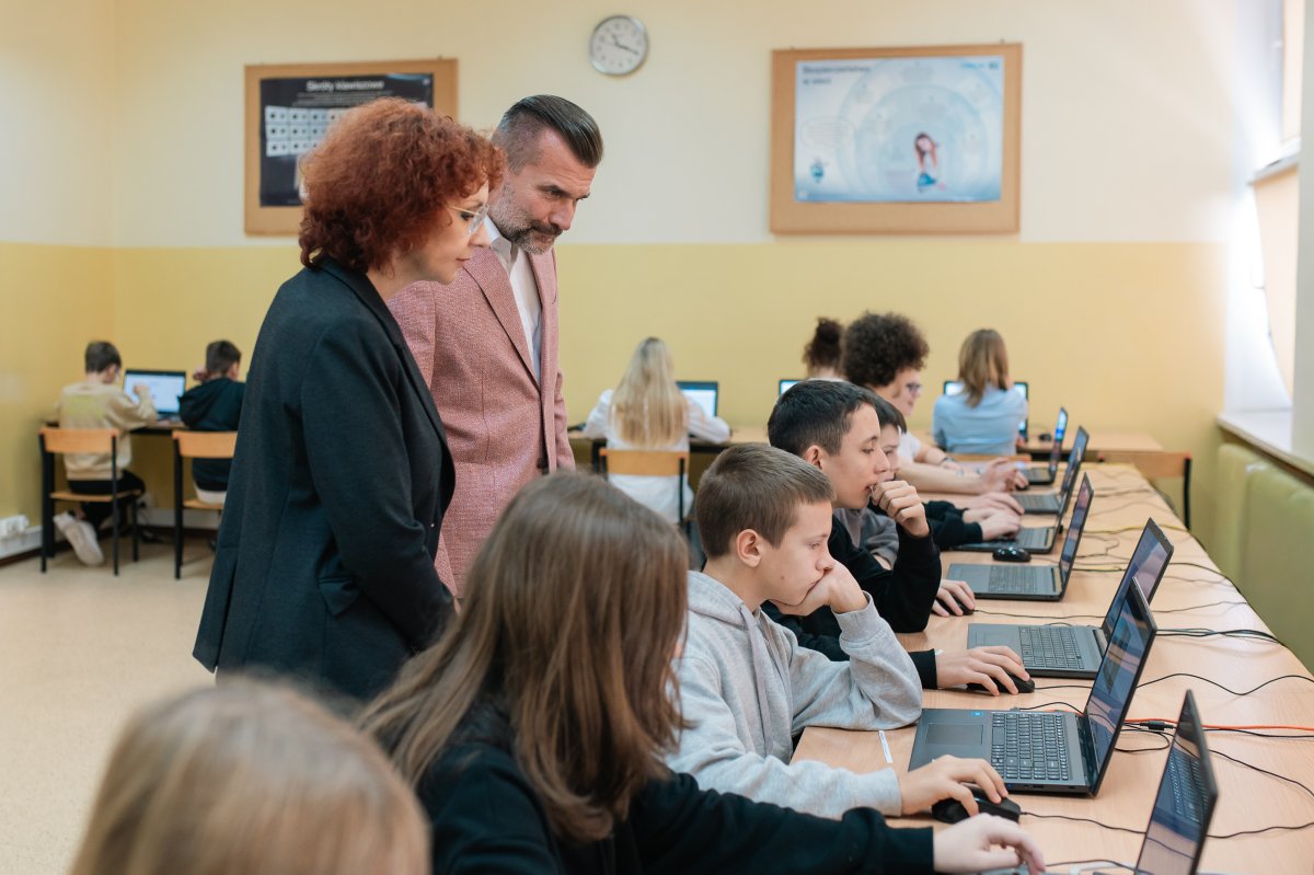 CyfrowaPolska's tweet photo. 📍 Świnoujście już drugi rok z rzędu uczestniczy w #ITFitnessTest – naszym sprawdzianie kompetencji cyfrowych uczniów i nauczycieli. W środę odwiedziliśmy SP nr 6, gdzie spotkaliśmy się z uczniami, nauczycielami oraz prezydent miasta @JAgatowska.
➡️ Dzięki zaangażowaniu nauczycieli test został już przeprowadzony we wszystkich klasach. Mogliśmy więc podsumować wyniki i nagrodzić uczniów, którzy najlepiej poradzili sobie z zadaniami w całej szkole.
🏆 Nagrody przekazał jeden z partnerów projektu – @iSpotPL.
Gratulujemy uczniom świetnych wyników, a nauczycielom dziękujemy za konsekwentne wspieranie rozwoju kompetencji cyfrowych młodych ludzi!