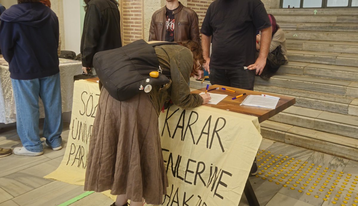 gnclkozgurlukcu's tweet photo. İstanbul Üniversitesi’nde yemekhane zammına karşı nitelikli ve ulaşılabilir yemek hakkımız için Hergele Meydanı’nda imza topladık.

Tasarruf öğrencilerin en temel haklarından yapılamaz! Haklarımıza sahip çıkmaya devam edeceğiz! https://t.co/UhFCDUb5Up