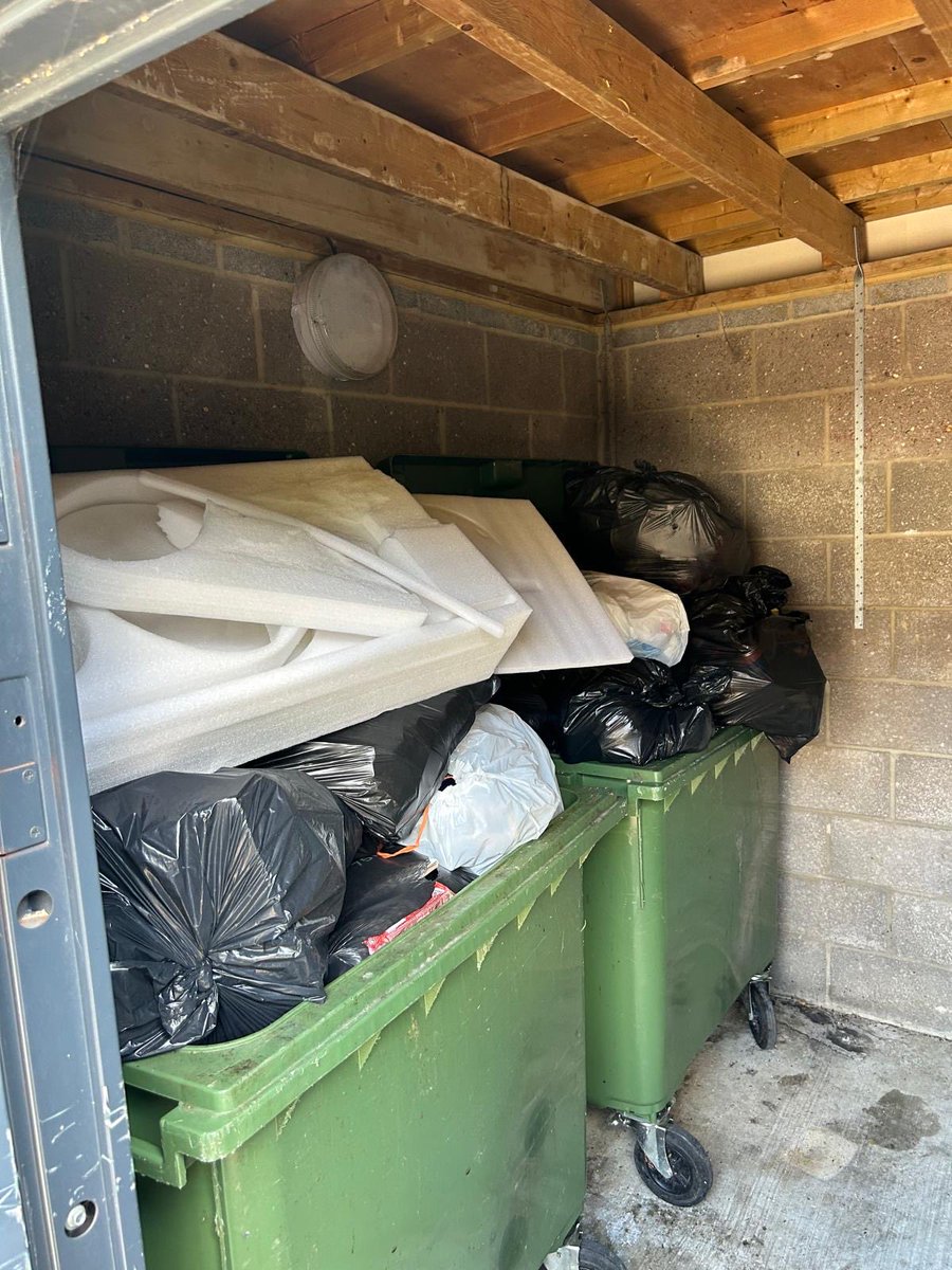 Sonan_A's tweet photo. @VeoliaUK General waste remains uncollected despite repeated reports. This is now a serious health and safety concern, with an increasing risk of rats, pest infestation and environmental hazards for all residents.
@VeoliaUK @yourcroydon @ContactCroydon @VeoliaUKHelp https://t.co/2jjceW2qPy