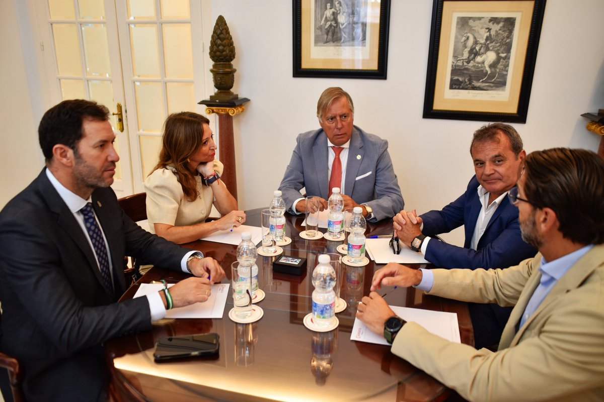 Navarro_PP's tweet photo. La @Camara_Malaga es uno de esos grandes aliados que deben tener las administraciones para que el tejido empresarial de Málaga siga creciendo.
La internacionalización de nuestras empresas nos hace más fuertes y más competitivos, y desde el Gobierno andaluz seguiremos en esa línea https://t.co/hBlst9PTzv