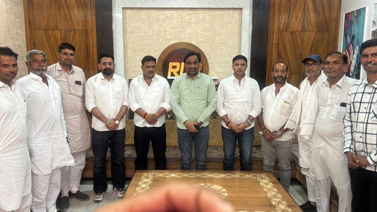 hanumanbeniwal's tweet photo. श्रीगंगानगर जिले की पदमपुर तहसील के नरसिंहपुरा-बरानी गौशाला के पास शहर का कचरा प्लांट स्थापित करने की योजना अत्यंत चिंताजनक है। यह गौशाला क्षेत्र की बड़ी और महत्वपूर्ण गौशालाओं में से एक है, जहां बड़ी संख्या में गोवंश का पालन-पोषण होता है। उसके निकट कचरा प्लांट लगाने से गंदगी, दुर्गंध, प्रदूषण और बीमारियों का गंभीर खतरा पैदा होगा, जिसका असर गोवंश, किसानों और आसपास के हजारों नागरिकों के स्वास्थ्य पर पड़ेगा।
उक्त क्षेत्र के ग्रामीणों ने आज पुनः मुझसे नागौर आवास पर मुलाकात कर इस कचरा प्लांट के विरोध में चल रहे आंदोलन को लेकर आयोजित जन सभा में आने का आग्रह किया |
इस अवसर पर आरएलपी परिवार के सदस्य श्री सुशील सिहाग,श्री पंकज खोथ,श्री भूपेंद्र बेनीवाल के साथ श्री राकेश ज्याणी ,श्री अंतराम मांझू,श्री महेंद्र गोदारा, श्री पृथ्वी राज ,श्री सोहनलाल नैण आदि साथी मौजूद रहे |
मैं आगामी 30 सितंबर 2026 को इस जन - आंदोलन में सम्मिलित होने श्रीगंगानगर जाऊंगा |