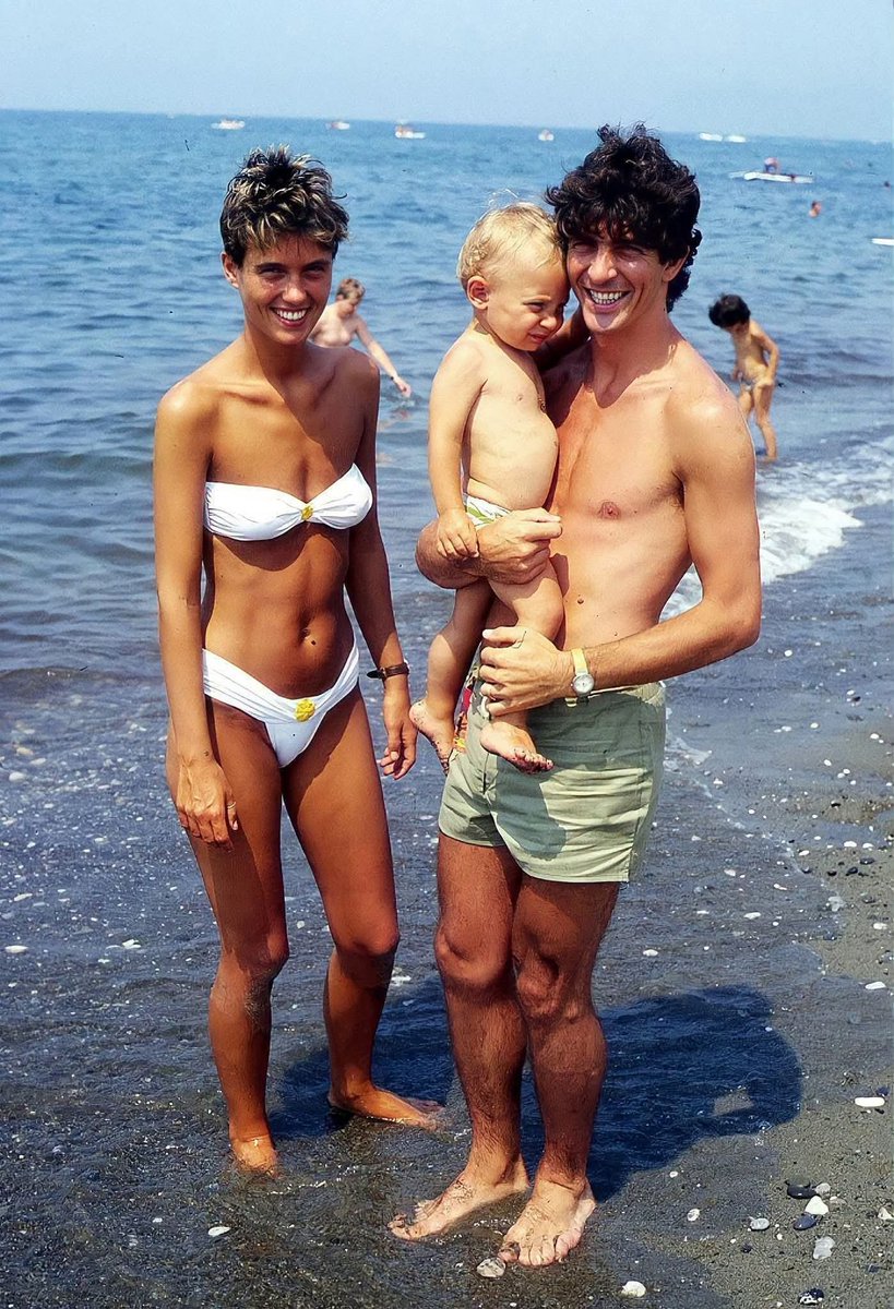 TassoOfficial's tweet photo. Marina di Massa, estate '83.
Simonetta, Alessandro e Paolo Rossi.
La purezza dei lineamenti, l’assenza di tatuaggi, i sorrisi sinceri, il martirio visibile del ginocchio sinistro di Paolo. 
Oggi sarebbero 70 anni: auguri, indimenticabile e leggendario Pablito.
(Andrea Corsini) https://t.co/TvVKfq8Cvs