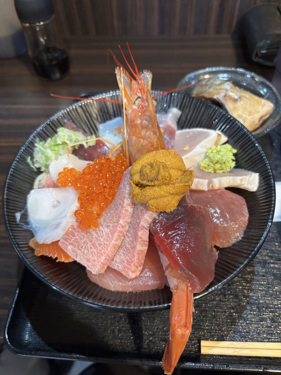datsushoshaman's tweet photo. 9/23
胸と海鮮丼
80キロ3回
70キロ9回あがった
100まではまだ遠いけど必ず達成

来年の夏はTシャツからはち切れる体を作りてえ
#筋トレ
#マッチョ
#はち切れる胸 https://t.co/47fbILVrJk