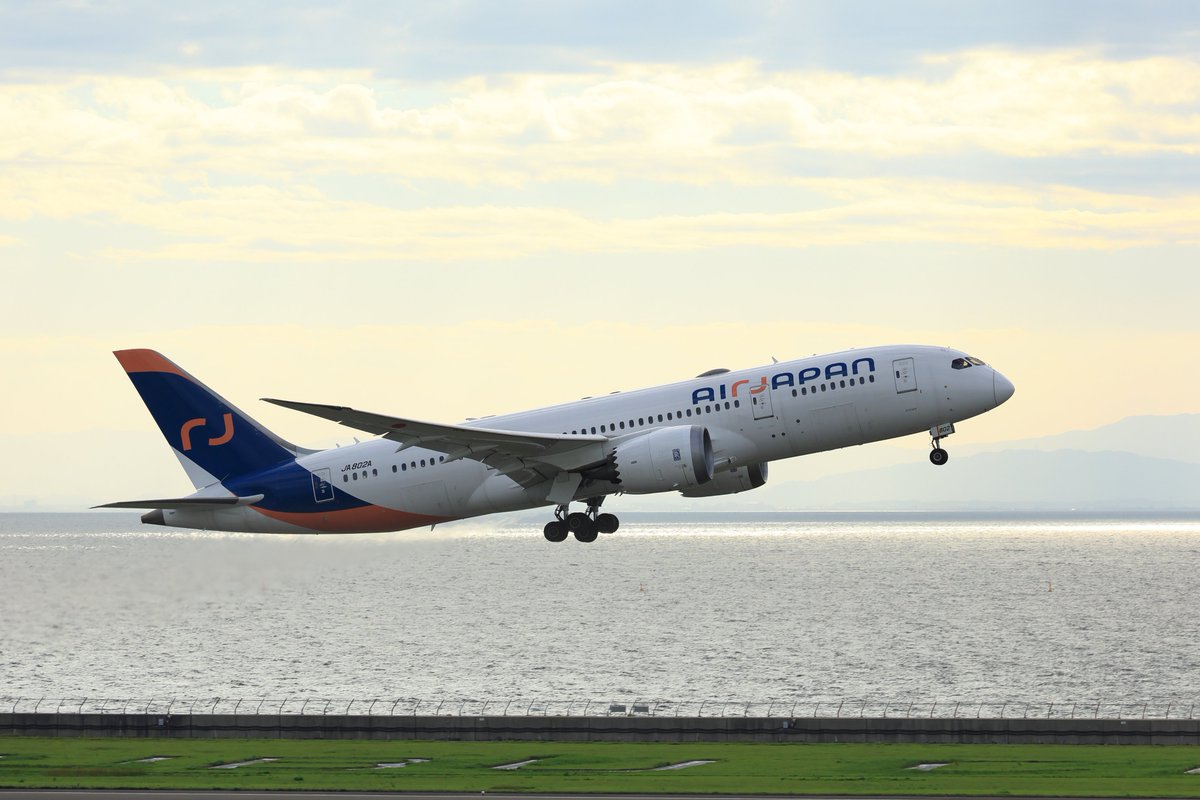biru_dream's tweet photo. ANAの訓練機は #airjapan の機体を使った。
前回は #ja801a だったが今回は #ja802a だった。
本来ならもう飛んでるところは見れないからみんないっぱいシャッターを切ってたね~
#セントレア #セントレア写真部 https://t.co/lBdRMTNgD9