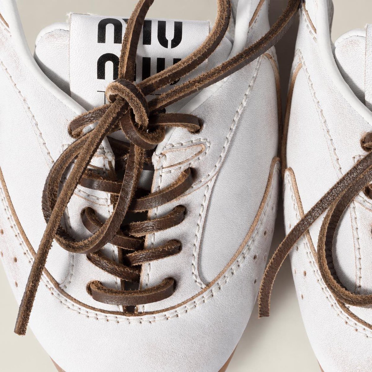 sakatanokurashi's tweet photo. 「MIU MIU」×「New Balance」破壊力えぐい。 https://t.co/DU1UuugaWJ