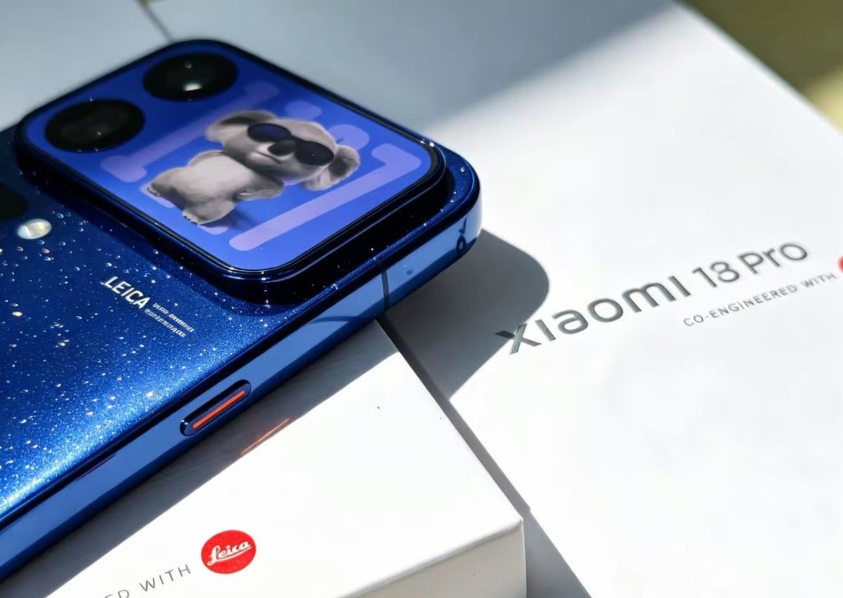 aapakari's tweet photo. That blue Xiaomi 18 Pro is interesting.

It’s the world’s first Snapdragon 8 Elite Gen 6 series smartphone.

That screen on the back is impressive. https://t.co/ivjtCv3tIf