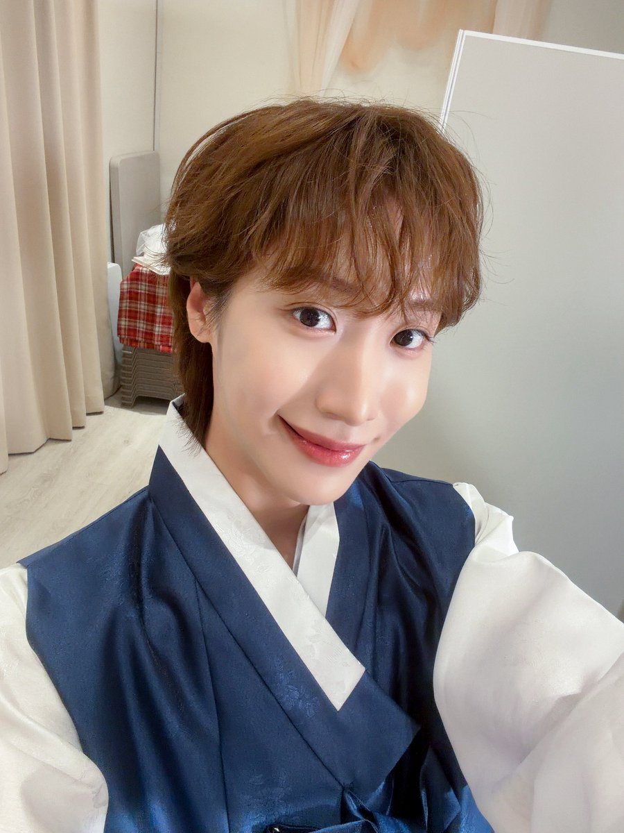 official_ONEWE's tweet photo. [#동명]

즐츄~ 💋💛

#ONEWE #원위
#DONGMYEONG #추석 https://t.co/mKYW17kUTI