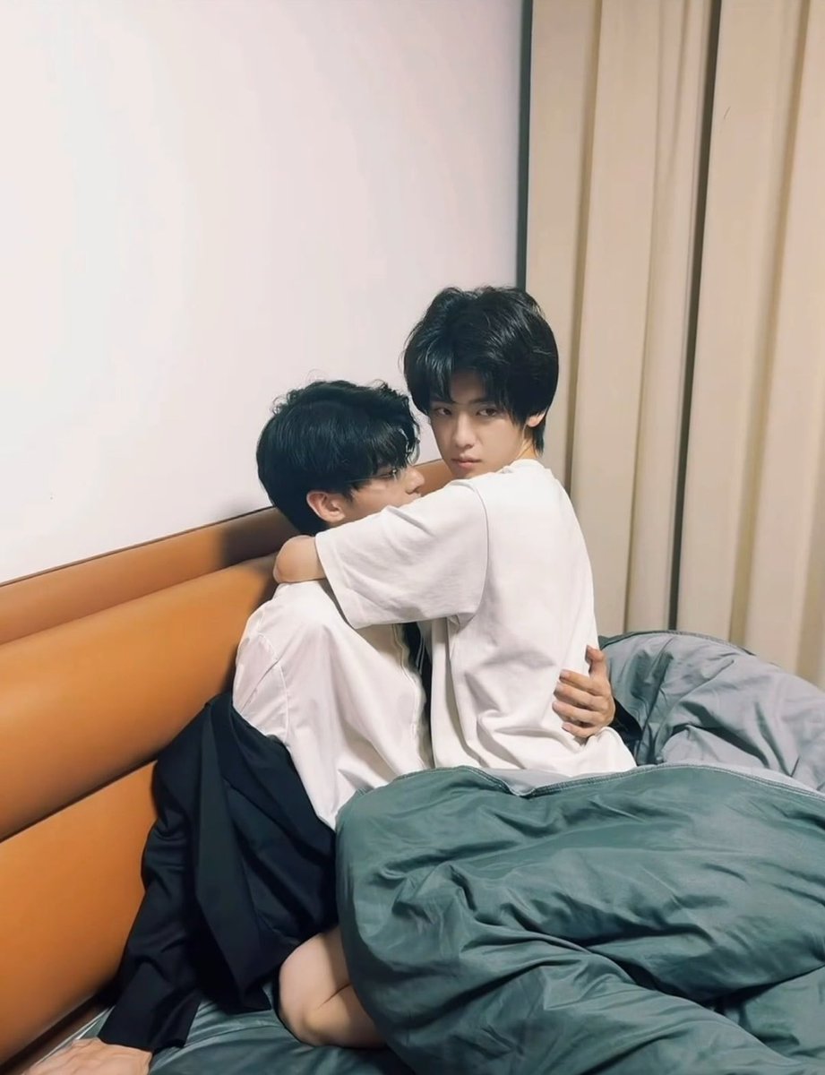 sunneuli's tweet photo. sticky boyfriends https://t.co/c9ZPqIWIqM