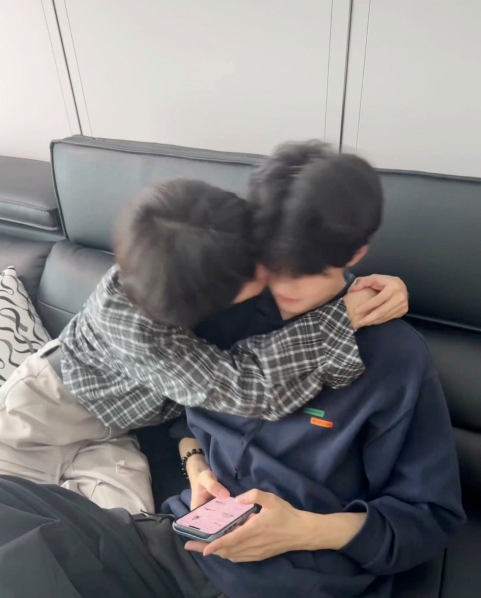sunneuli's tweet photo. sticky boyfriends https://t.co/c9ZPqIWIqM