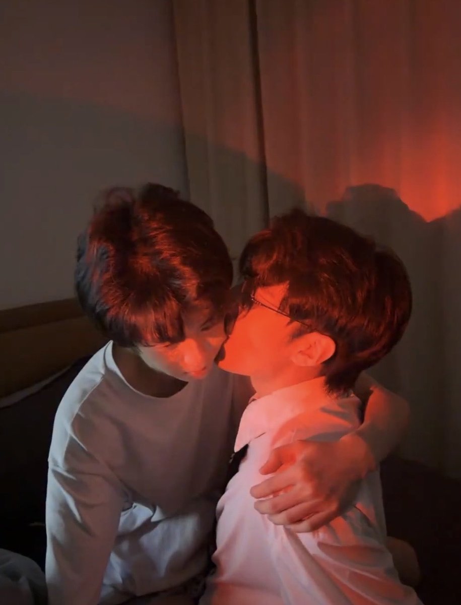 sunneuli's tweet photo. sticky boyfriends https://t.co/c9ZPqIWIqM