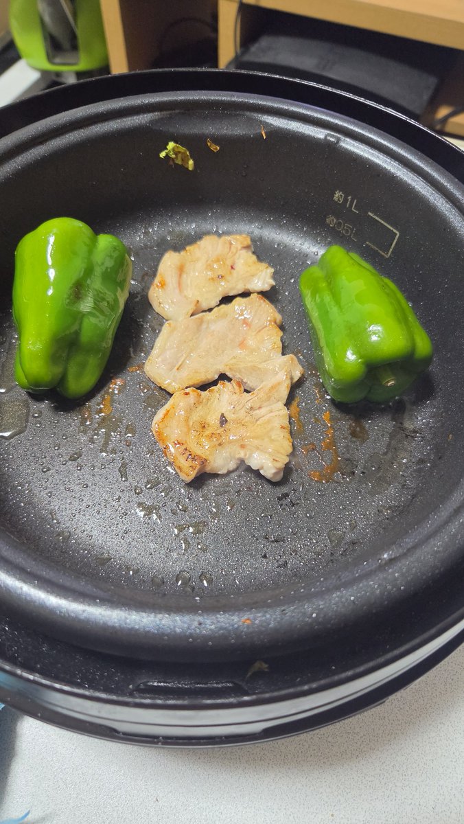 endless725's tweet photo. 連休最後の晩酌。焼肉なのだ✨️豚ロースお気に入り。脂身バランスがいい奴買った。ピーマン後から気づいてそのまま焼くことにした。惣菜のアジフライもホットプレートを利用する。盛り沢山なのだ✨️明日から仕事始まるよ(T_T)それでは乾杯でーす🍻
#晩酌　
#Twitter晩酌部　
#おうちごはん https://t.co/gUsnggIQr7