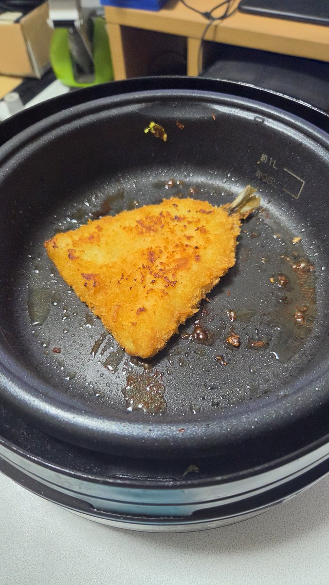 endless725's tweet photo. 連休最後の晩酌。焼肉なのだ✨️豚ロースお気に入り。脂身バランスがいい奴買った。ピーマン後から気づいてそのまま焼くことにした。惣菜のアジフライもホットプレートを利用する。盛り沢山なのだ✨️明日から仕事始まるよ(T_T)それでは乾杯でーす🍻
#晩酌　
#Twitter晩酌部　
#おうちごはん https://t.co/gUsnggIQr7