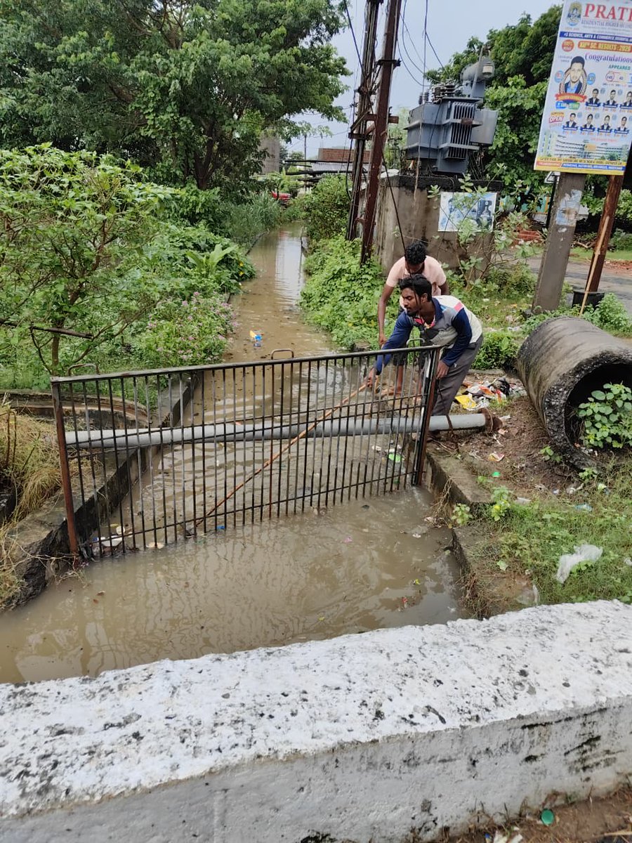 nac_ppur's tweet photo. Waterlogging at various locations across NAC Purushottampur has been cleared amid very heavy rainfall. Sanitation teams remain on the ground, ensuring smooth drainage, clearing affected stretches and helping restore normalcy. 💧
@HUDDeptOdisha 
@Ganjam_Admin 
@DUDA_Ganjam https://t.co/6GEBshHoC6